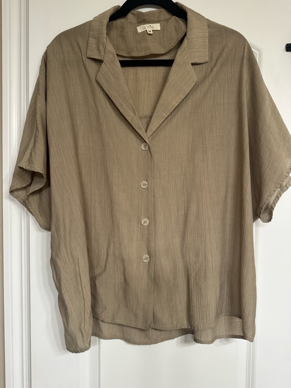LA MIEL Lightweight Button-Up Shirt / light olive / Medium